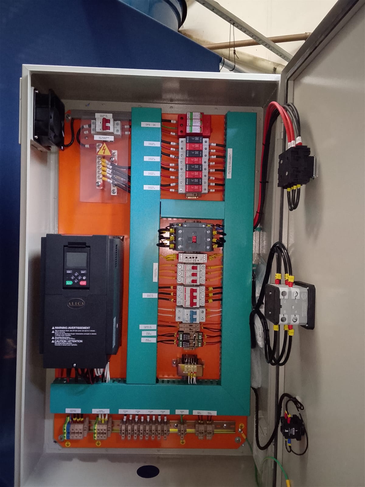 Quadro ALICA-JGF com inversor híbrido, proteções DC e barramento organizado